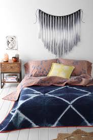 Namun jika memiliki warna lainnya, juga tidak masalah. 50 Desain Hiasan Dinding Kamar Tidur Kreatif Sederhana Desainrumahnya Com Home Bedroom Home Bedroom Design