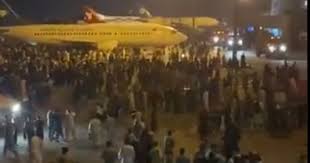 Scenes of deadly chaos unfold at kabul airport after taliban's return. Vy8v Ppsebbwjm