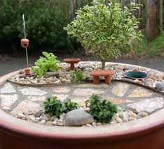 Figurines, plants, and water are optional features. Le Mini Jardin Zen Decoration Et Therapie Archzine Fr Mini Garden Miniature Garden Miniature Zen Garden