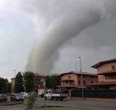In quest'immagine puoi vedere un grafico sull'evoluzione delle ricerche su grandine oggi e la quantità. Tornado E Grandine Come Uova Vicino Bologna Meteo Giornale