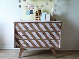 Tuto Customiser Commode Rayures Peinture Mobilier De Salon Customiser Commode Decoration Maison