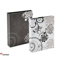 Contrairement à un album photo traditionnel, le livre photo ne suppose pas le développement des il n'est plus nécessaire de courir dans un magasin acheter un album photo vierge à compléter. Walther Album Photo Walter Mini Grindy 10x15cm 36 Photos Acheter Via 4office Wma 200 Oem Ma 200
