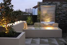 Die Umweltfreundliche Gestaltung Der Dachterrasse Von H20 Design Moderne Landschaftsgestaltung Modernes Wasser Feature Wasserelemente Im Freien