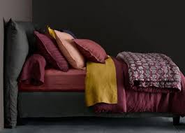 Adoptez La Couleur Jaune Curry Pour Epicer Votre Deco Canape Bordeaux Linge De Lit Blanc Et Parure De Lit