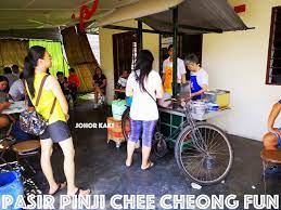 Chee cheong fun ('pig intestine noodle' in chinese cantonese dialect) is actually a steamed rice roll dish that originated from guangdong province in southern china. Pasir Pinji Chee Cheong Fun In Ipoh Perak å…µå¦‚æ¸¯è±¬è…¸ç²‰ Johor Kaki Travels For Food