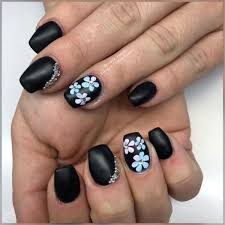 Uñas con flores rosas y rayas negras y blancas. Unas Negras 2020 Modaellas Com