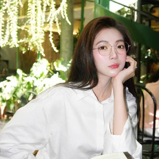 Kính lục giác hợp với khuôn mặt nào? Cách chọn tôn dáng mặt