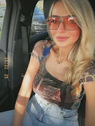 لو رأيت الجميع ضدك، والألوان غير لونك، والكل يمشي عكسك، لا تتردد.. امش وراء  قلبك، وتمسك بمبادئك، ولا تأبه لهم حتى وإن أصبحت وحيداً. لا تتردد. فالوحدة  أفضل من أن تعيش عكس