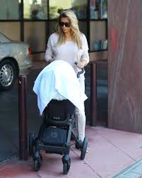 If anyone knows the secret to getting a topknot this. Oy Kim Kardashian Goes Super Blonde
