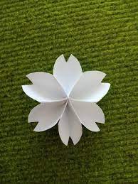 Pertama buat dulu bunganya, maka kamu perlu mengambil selembar kertas origami cerah lalu hadapkan bagian berwarnanya ke bawah. Cara Membuat Bunga Dari Kertas Kreasi Dari Kertas Yang Sederhana Teman Kreasi