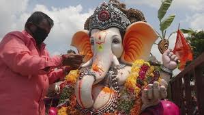 The festival is marked with the installation of ganesh clay idols privately in homes and publicly by shri bal gangadhar tilak popularly known as lokmanya tilak in pune. F8cvazgyewza M