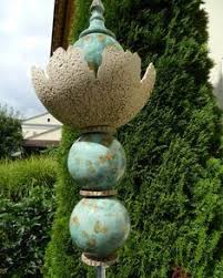 Gartendekoration Gartenkeramik Gartenstele Mit Pflanzschale Ein Designerstuck Von Floramik Bei Dawanda Garden Art Sculptures Garden Totems Garden Totem