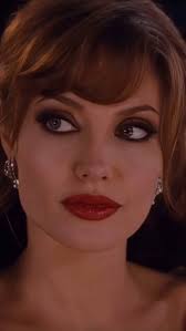 🎬 The Tourist, 🏷 Elise Clifton-Ward (Angelina Jolie) isimli bir İngiliz  kadın, Paris’in merkezinde John Acheson (Paul Bettany) isimli müfettişin  önderliğinde İskoçya polisiyle birlikte çalışan Fransız ...