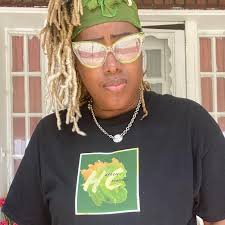 Finally got my 1st pot lady Absolutely not perfect,but learned a lot But I  don't know what to put in pot for hair I had some fake greenery, but it  looked cheesy |