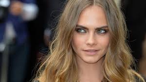 ¿recuerdas cuando la reina siempre siempre parecía que llevaba leggings? Aseguran Que Cara Delevingne Y Ashley Benson Se Casaron En Secreto
