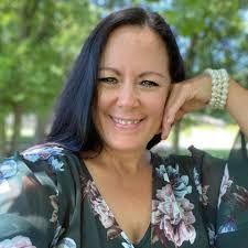 Beth Flores's Instagram, Twitter & Facebook