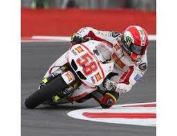 The 1 12 2011 Motogp Marco Simoncelli Hanging Off Figurine From The Minichamps 1 12 Figurines Collection Discounts On All Minichamps Motogp Racing Bikes Bike