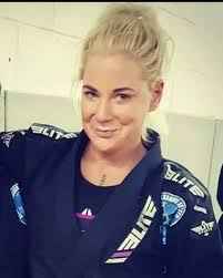 Wild swimmer set up 'duck house' in middle of lake to give ducklings  shelter