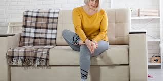 Jeune femme de 33 ans, ma fille a 2 ans, je fais 1m62cm et j'ai pris du le soir aussi avant d'aller te coucher, et relève le matelas au niveau des pieds. Mal Aux Pieds 9 Astuces Et Remedes De Grand Mere Pour Les Soulager Femme Actuelle Le Mag