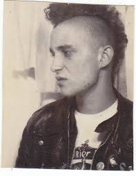 Late summer 1978. I'm almost 11yo. I sit