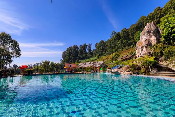Kolam air panas dan wahana bermain air di Ciwidey Valley Resort.