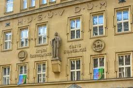 Dubna, je dnem, který oslavuje romskou kulturu a rozšiřuje povědomí o problémech, kterým romové čelí. Vlajky Na Husove Dome Pripomnely Mezinarodni Den Romu Ceskobratrska Cirkev Evangelicka