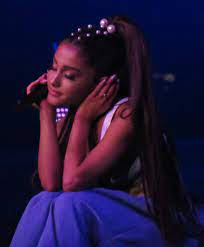 Ariana grande ретвитнул(а) billboard charts. Ariana Grande Uberrascht Mit Emotionaler Veranderung