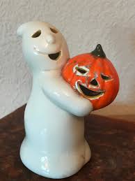 The ghost holding pumpkin is a halloween blow mold produced. Vintage Halloween Decor That Will Spook Up The House Flea Market Finds Home And Garden Decorating Ideas By Expert Interior Decorators