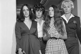At school, she was bullied for being overweight and an embarrassing endocrine condition that caused her to grow excess hair on her arms. Sharon Tate 50 Jahrestag Des Bestialischen Charles Manson Mordes Gala De