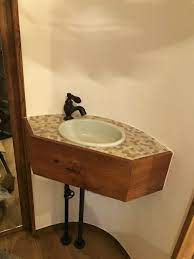 玄関入ってすぐのホールには手洗いを設置 アールに沿って造作 難易度 手洗い 造作 内装