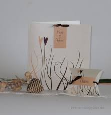 Die Gastgeschenke Sind Aus Cremefarbenem Glanzenden Karton Gefertigt Mit Passender Menukarte Gastgeschenke Hochzeit In 2020 Mit Bildern Karte Hochzeit Tischkarten Gastgeschenke