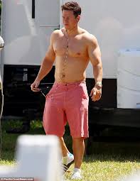 Charm S Celebrity Blog No Pain No Gain Mark Wahlberg Shows Off His Buff Body On The Miami Set Of New Movie