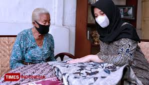 Check spelling or type a new query. Ipuk Fiestiandani Dapat Kado Batik Kuno Dari Maestro Batik Banyuwangi Times Indonesia