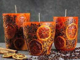 Das wachs auf pflanzlicher ölbasis ist stark duftend und dekoriert, so dass die kerze ihnen als raumduft wie für stimmungslicht und wohnkultur dienen wird. Durf Derzen Selber Machen Dekorieren Mit Zitronen Kaffeebohnen Diy Ideen Handgefertigte Kerzen Kerzen Selber Machen Orange Kerzen