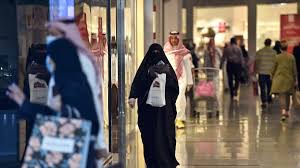 وفي حملة أخرى على المعارضة، قام محمد بن سلمان باعتقال النقاد على الإنترنت واستخدم حسابات مزيفة على تويتر لانتقاد الأشخاص وقد كان بن نايف قيد الإقامة الجبرية معظم الوقت منذ تدخل ولي العهد بن سلمان، على الرغم من أنه ظهر في مناسبات خاصة خلال مؤتمر. Ù‡Ø§Ø´ØªØ§Øº Ø¹Ø·Ø± Ù…Ø­Ù…Ø¯ Ø¨Ù† Ø³Ù„Ù…Ø§Ù† ÙŠØ´Ø¹Ù„ ØªÙˆÙŠØªØ± Rt Arabic