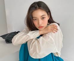 My roommate is a gumiho tells the story of a male gumiho, who has lived for hundreds of years to become a human being, having his fox beads taken away by a female college student in an accident and living in a house together to solve this problem. Weki Meki S Kim Doyeon To Challenge Her First Mini Series Drama With My Roommate Is A Gumiho Zapzee