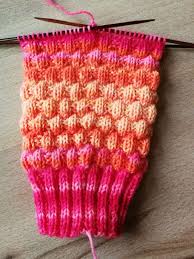 Da sie aus vier fäden gesponnen wurde, ist die wolle relativ dünn, durch den hohen anteil an schurwolle bleiben die füße später aber trotzdem schön warm. Socken Stricken Leicht Gemacht