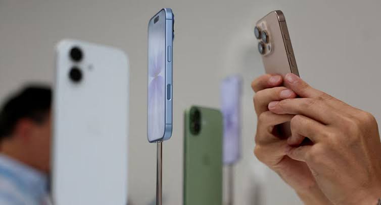 Global smartphone shipments drop 6% in Q1 2026; Apple leads market | Communications Today