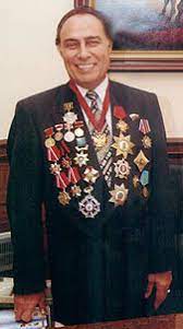 Николай сличенко става главен режисьор на театър „ромен, след като завършва висшите режисьорски курсове в държавния институт за театрално изкуство (гитис; Category Nikolay Slichenko Wikimedia Commons
