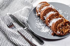 Man lädt freunde oder familie zu sich nach hause zum essen ein und freut sich, wenn man endlich das kochen hinter sich und nichts verbrannt oder versalzen hat. Susser Nachtisch Aus Schokoladen Biskuit Kuchen Mit Kondensmilch Kirschen Und Kokosnussraspeln Auf Einem Gedeckten Tisch Creative Commons Bilder