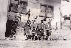 Haus in selb günstig kaufen. Personengruppe Vor Dem Haus Selb In Der Vorstadtstrasse Ca 1940 Loffingen Damals