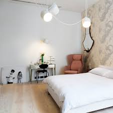 Der vorteil ist, dass sie sich näher über der tischoberfläche oder dem sideboard befindet, um so die fläche besser auszuleuchten. Die Aim Led Pendelleuchte Von Flos Connox