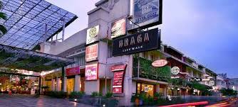 Kawasan yang hingga saat ini digunakan sebagai pusatnya perniagaan ini memiliki banyak hal unik. Braga City Walk Bandung Review Wisata Bioskop Hotel