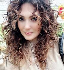 Nora Salinas no se preocupa por quienes juzgan su relación con un hombre  mayor y asegura estar feliz junto a él