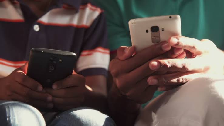 Resultado de imagem para Internet black on cell phone"