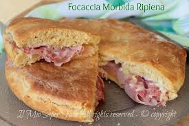 Ottima calda e fumante, potete conservarla per circa 2 giorni, una volta che si è completamente raffreddata, avvolgendola in una pellicola per alimenti! Focaccia Soffice Ripiena Impasto Con Farina Di Semola Ricette Di Cucina Idee Alimentari Ricette