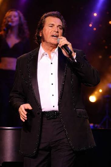 Engelbert Humperdinck has surprised longtime fans by hinting that his time on stage may be nearing its final chapter. The beloved singer shared that, once his remaining engagements are fulfilled, he hopes