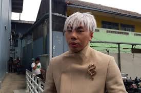 Iya bener, sebenernya aku pengin coba dunia baru gitu 'kan, sekarang lagi cobain sinetron. bahkan roy tak menutup kemungkinan jika ada yang menawarinya untuk bermain film nantinya. Roy Kiyoshi Jalani Rehabilitasi Mulai Hari Ini