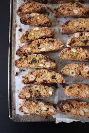 Cantuccini Aux Noisettes Aux Amandes Aux Pistaches Et Aux Pepites De Chocolat Noir Recettes De Cuisine Recette Cuisine Et Boissons