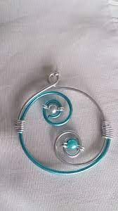 Voici un petit aperçu de ce qui est possible. Pendentif N 33 Bijoux Fantaisie En Fil Aluminium Argente Et Turquoise Pendentif Par Mandy Fant Handmade Wire Jewelry Wire Work Jewelry Wire Jewelry Designs